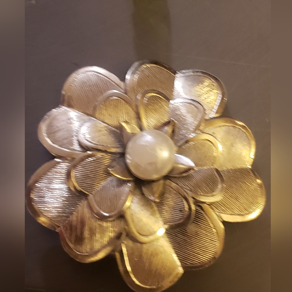 Stunning Vintage Lieba USA Gold Tone Pearl Floral Scarf Clip Holder